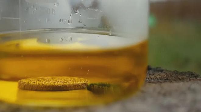 已知地球上最强的酸，玻璃容器装不了它，它的破坏力到底有多强？
