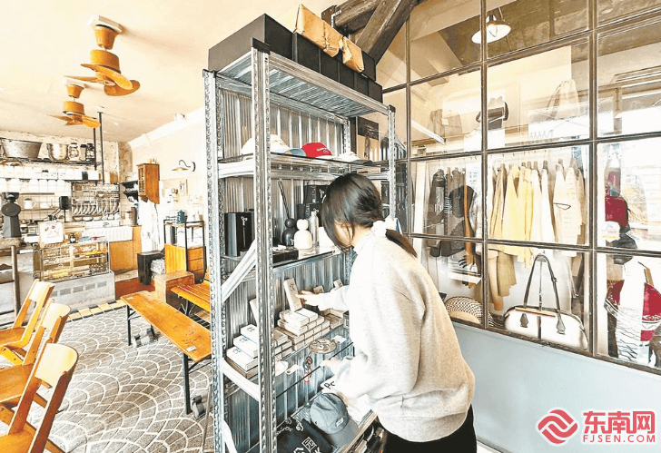 厦门：“混搭风”刮进实体店