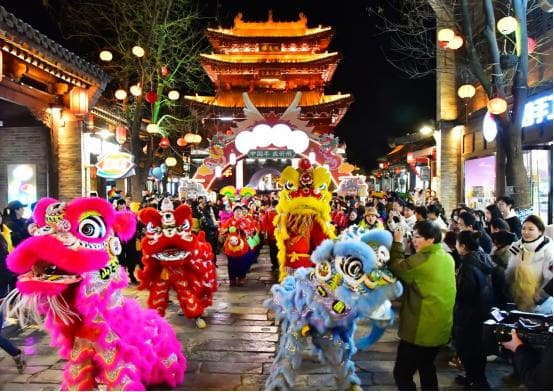 游客欢聚忻州古城 畅享中国年