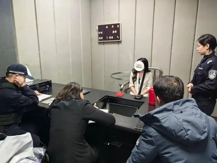 百万粉丝女歌手欠债不还，全国巡回演唱会后被抓