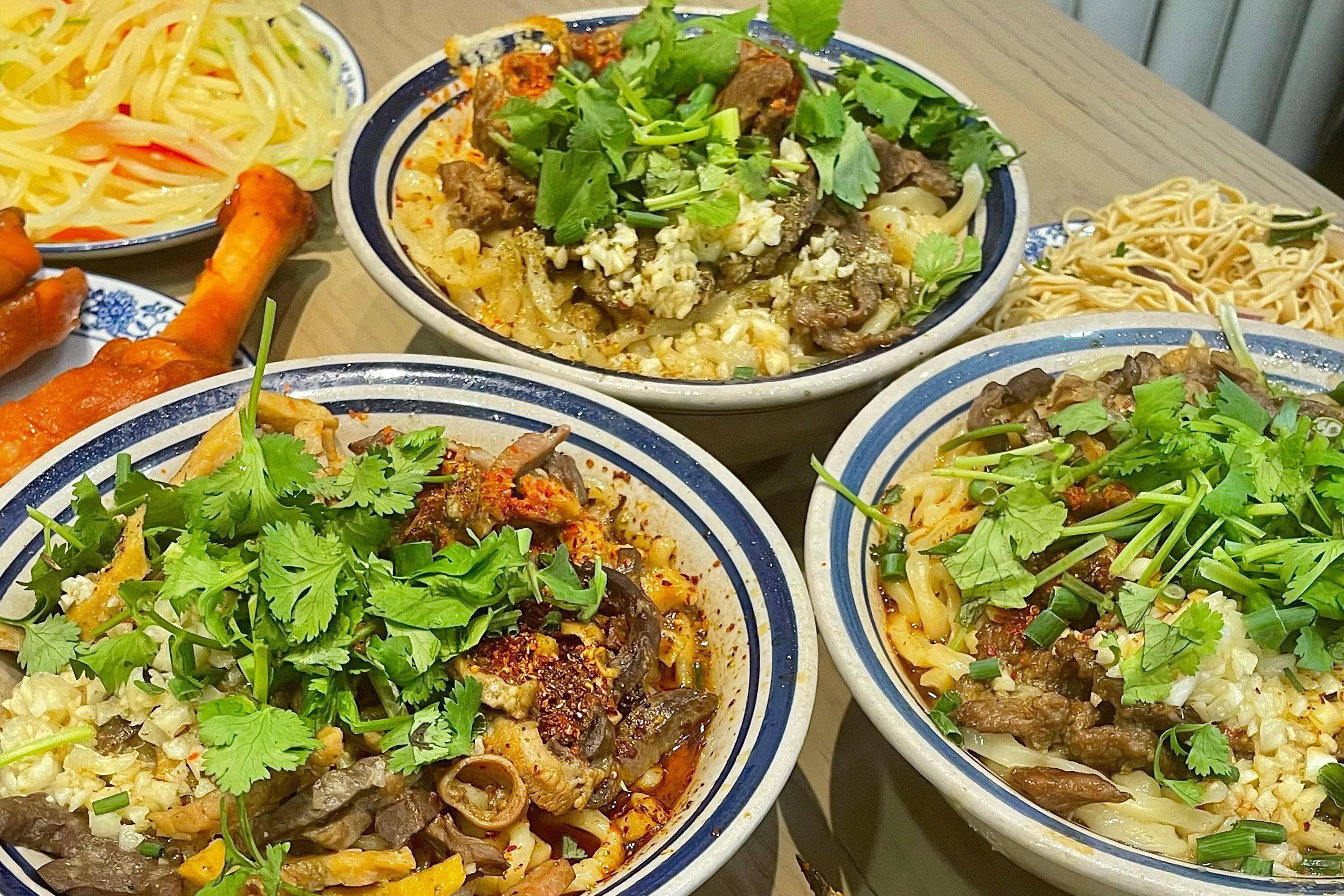 寻觅传统味道|一碗看似普通的东四胡同四宝牛杂面，为何让无数食客着迷？