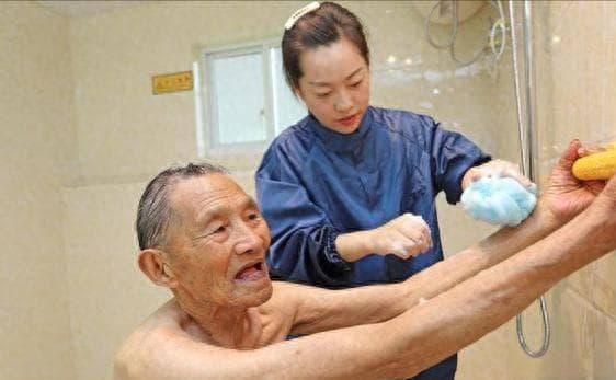 医生提醒：冬天经常洗澡的老人，若不想早早进医院，这几点要注意
