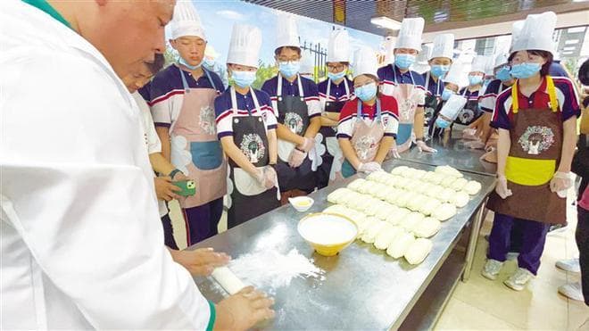 传承美食文化 拓宽学生视野：兰州牛肉拉面教学走进中小学劳动课