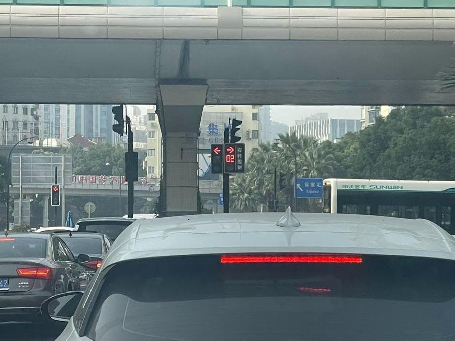 右转信号灯为何不亮绿灯？如何正确通行？上海交警部门详细解答
