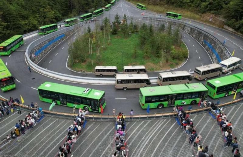 国庆时一天最多4.1万人次 却无“人从众”之感 人多却不堵 九寨沟是如何做到的？