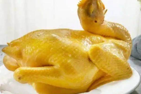 白斩鸡，以其皮脆肉嫩、鲜美多汁的口感赢得了无数食客的喜爱