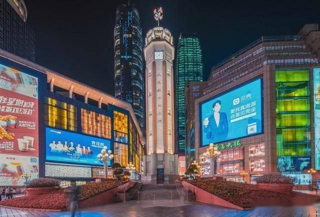 重庆解放碑的由来：从抗战时期的弹坑到解放纪念碑