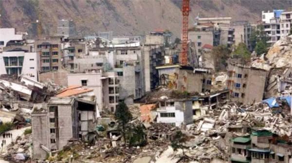 汶川地震，15名空降兵从4999米高空舍命盲跳，今都身居何职