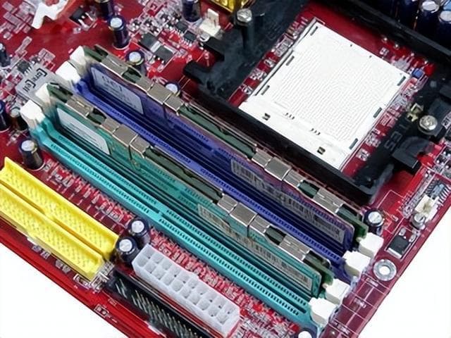 主板四插槽玄机：双通道技术与未来扩展的隐藏智慧