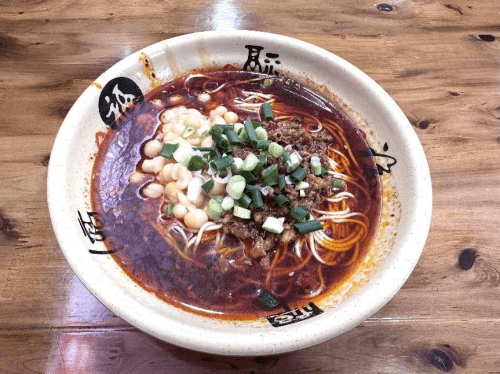 重庆小面：一碗麻辣鲜香的街头传奇