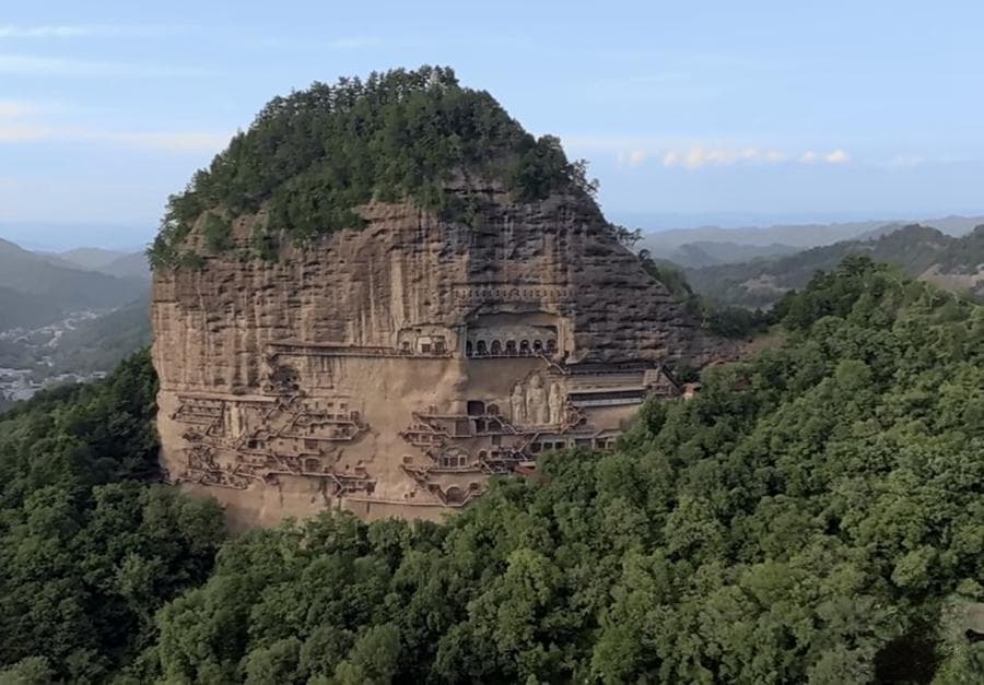 麦积山石窟：镶嵌于峭壁之上的艺术瑰宝