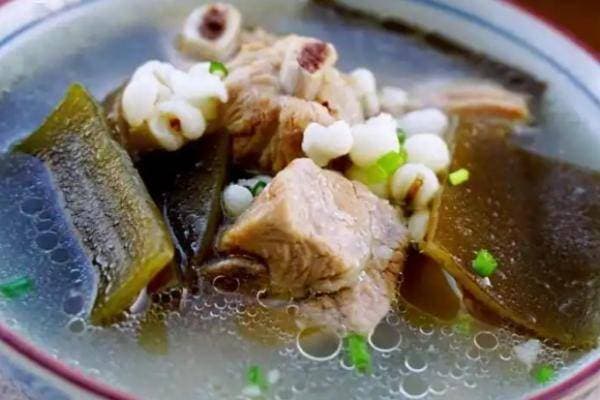 海带排骨汤，一道营养丰富、口感鲜美的家常菜，深受大家喜爱