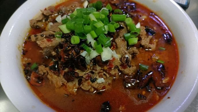 水煮牛肉：经典川菜的制作方法与技巧