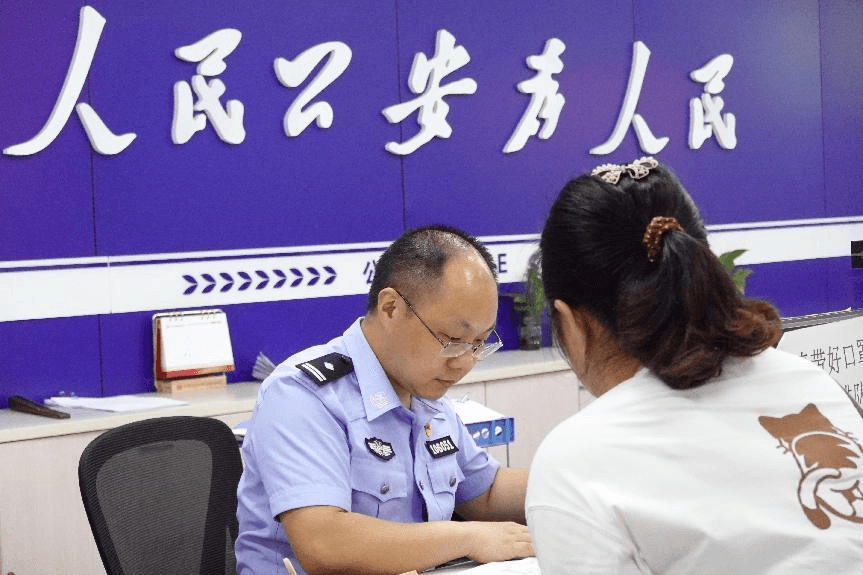 重庆九龙坡：周末“潮汐窗口”解群众办证难题