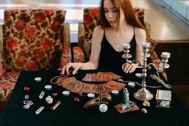 年轻人迷上“洋玩意占卜”：是心理慰藉还是被“割韭菜”？