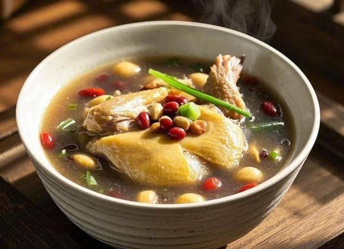 红豆花生乳鸽汤：滋补养生的美味佳肴