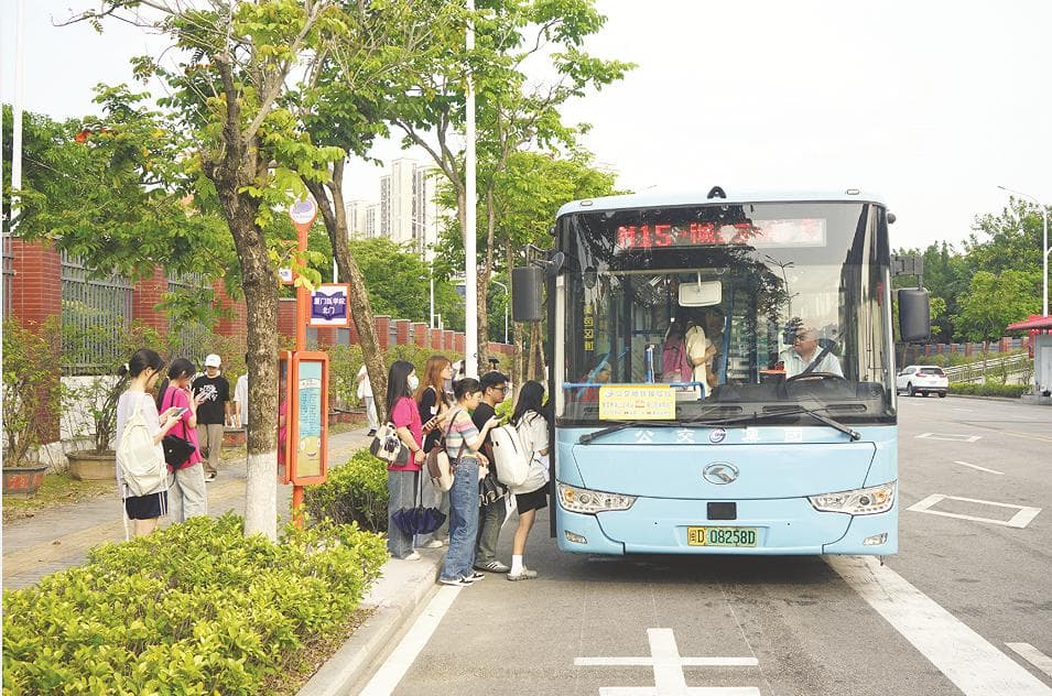 厦门开通17条公交"六进"线路，破解群众出行"最后一公里"难题