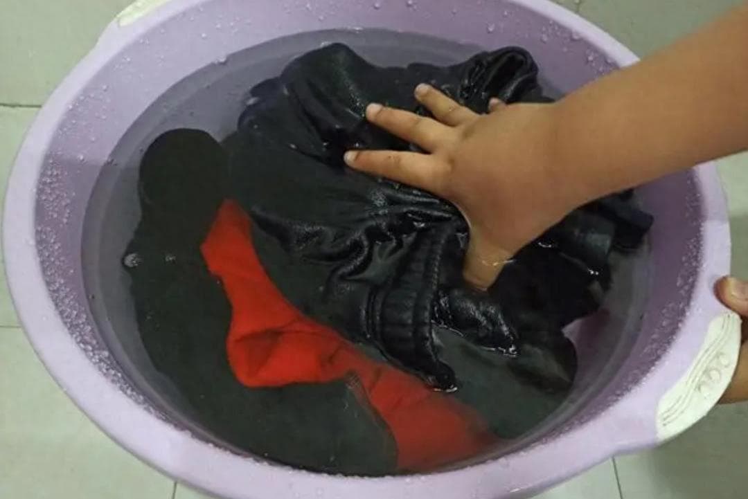 洗衣服到底要不要浸泡1小时？许多人做错，难怪衣服都是臭的！