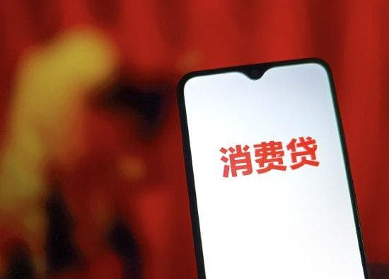 在申请消费贷时哪些迹象可能预示遭遇"套路中介"？遭遇中介欺诈应保留哪些关键证据？
