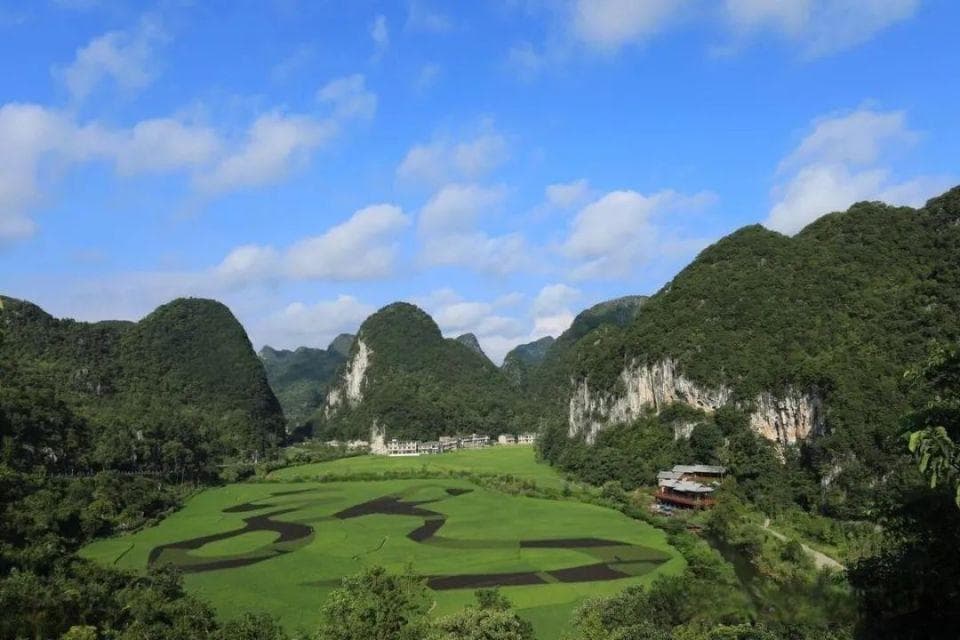 畅游安顺龙宫风景区，探秘地下宫殿，领略瀑布壮观！