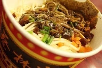 武汉八大名吃：从热干面到面窝的美食传奇