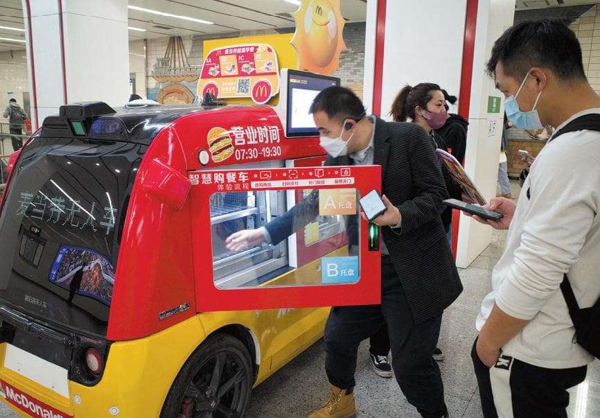 快餐车“开”进地铁站，通勤路上也有烟火气