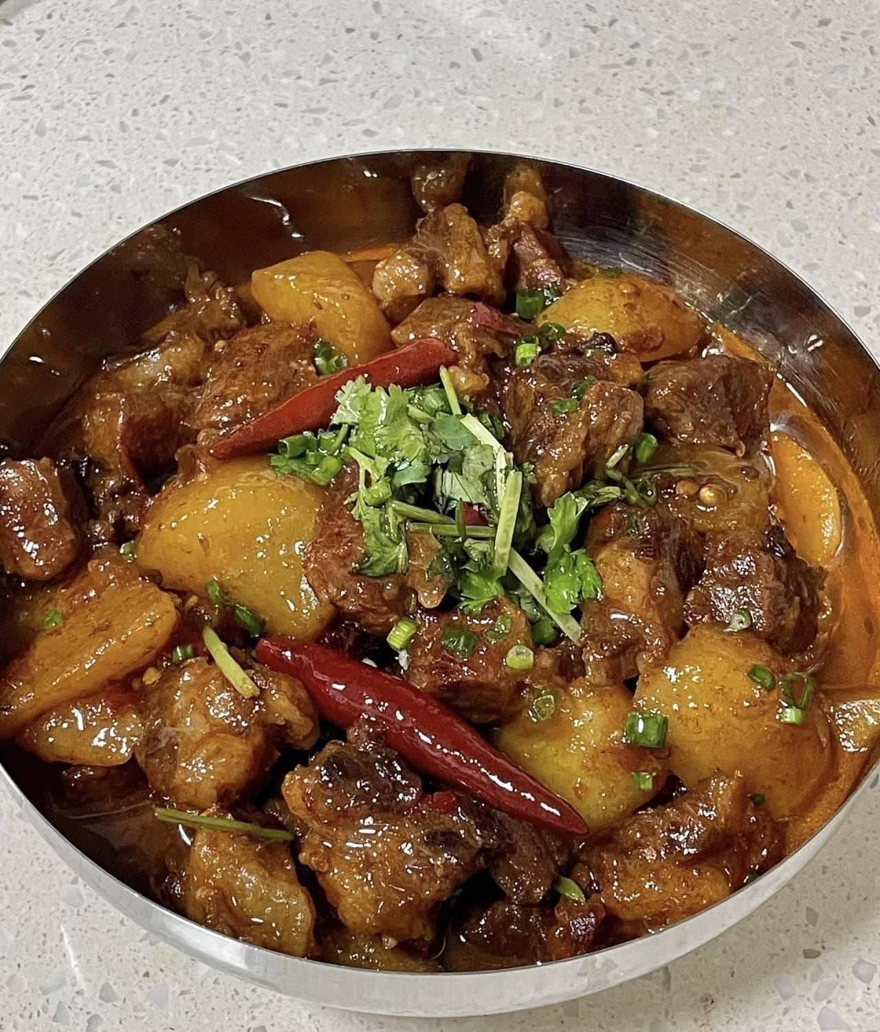 舌尖上的温暖：土豆炖牛腩——家的味道，爱的传递