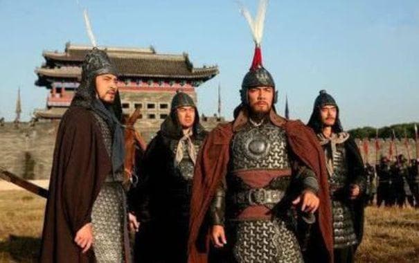 古代将士头盔上的羽毛有什么用？千万别小瞧，士兵：封侯没它重要