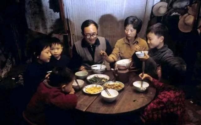 20张中国最真实老照片：看看八十年代人们生活，再也回不去的青春