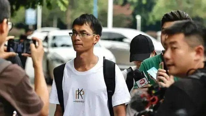35岁唐尚珺终成大一新生：16年复读路画上句号