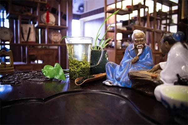 隐形眼镜过期了还能戴吗？教你辨识及风险分析