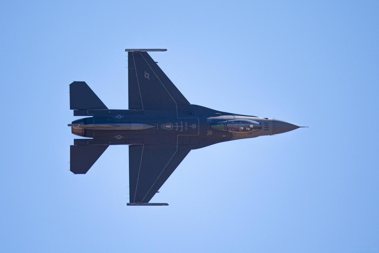 F-15与F-16：两款战机的性能与角色对比
