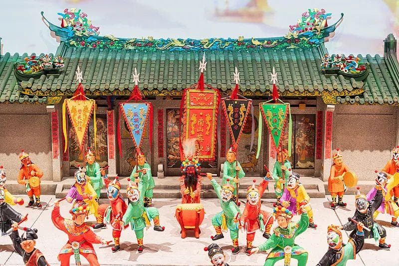 这个春节，不回家的年轻人，选择“流动过年”