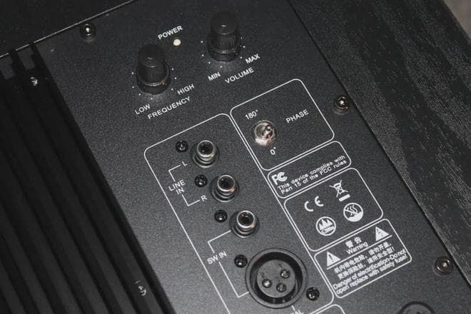 低音炮应该插哪个口？左右声道都要接吗？