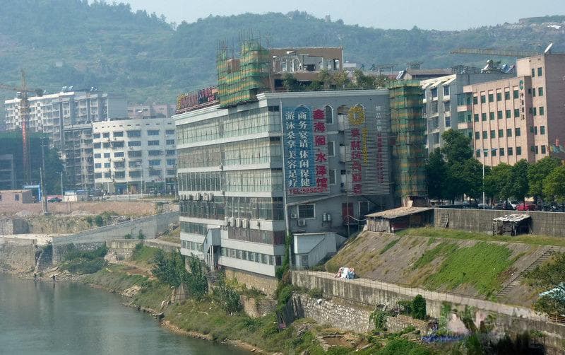 湖南防洪堤上“最牛违建”已拆除过半