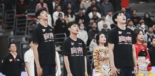 搞笑至极！CBA现场球迷加油口号脑洞大开，辽宁和广东队欲哭无泪