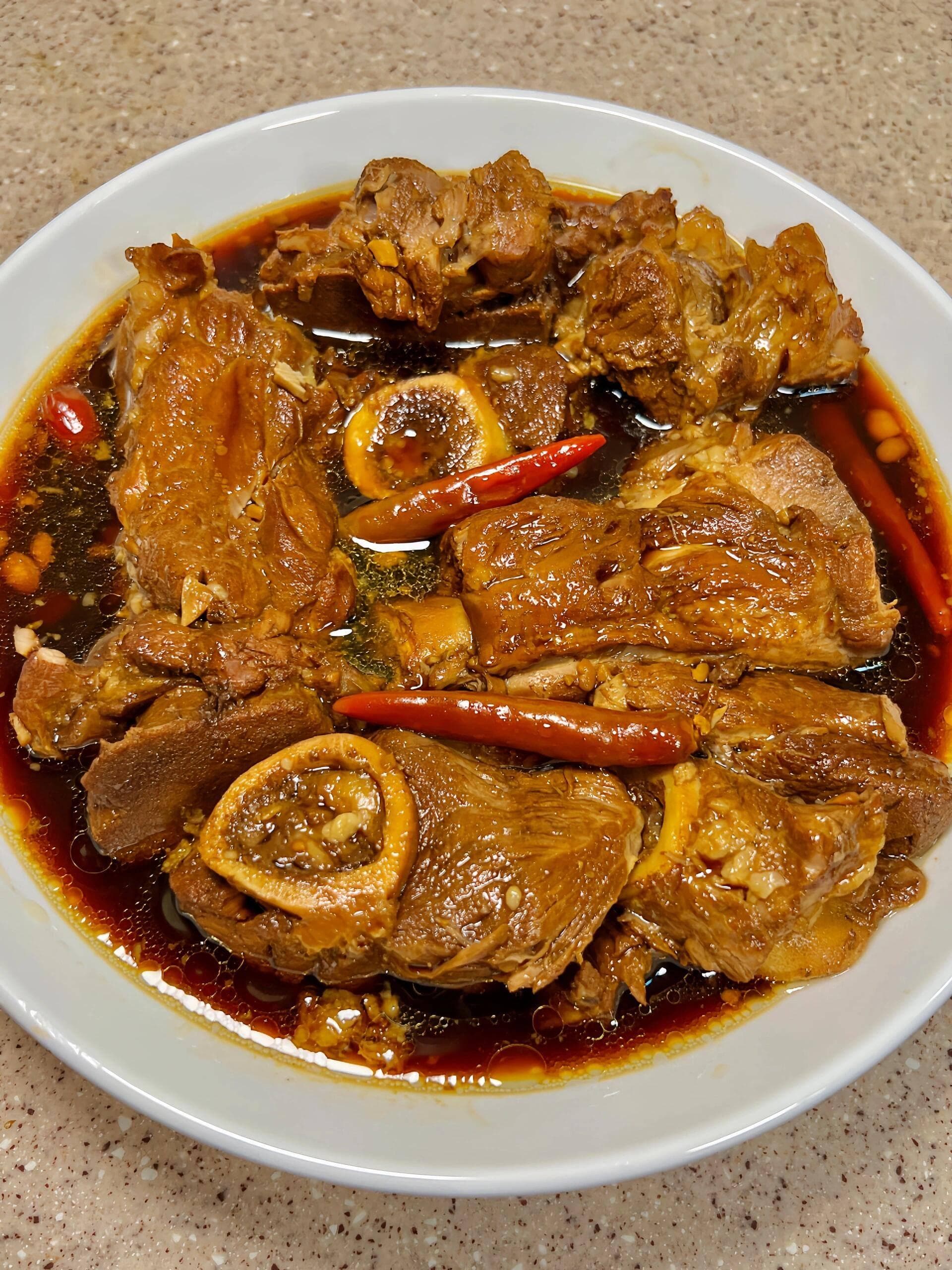 红烧酱大骨：一道集色香味于一体的中国传统美食