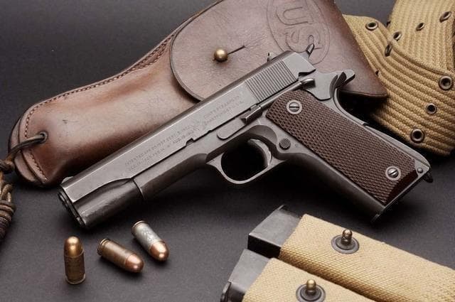 M1911半自动手枪：百年经典的枪械传奇