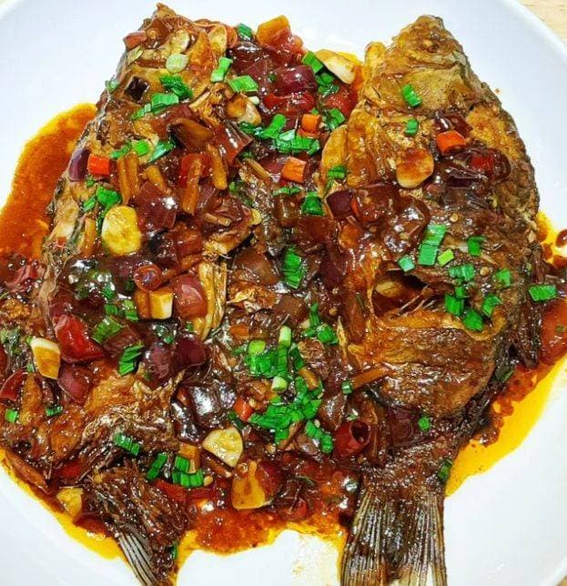 湖南红烧鲫鱼，鱼肉鲜嫩汤汁浓郁