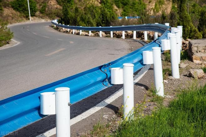 为何高速公路波形护栏偏爱防盗螺栓？揭秘其背后安全科技！