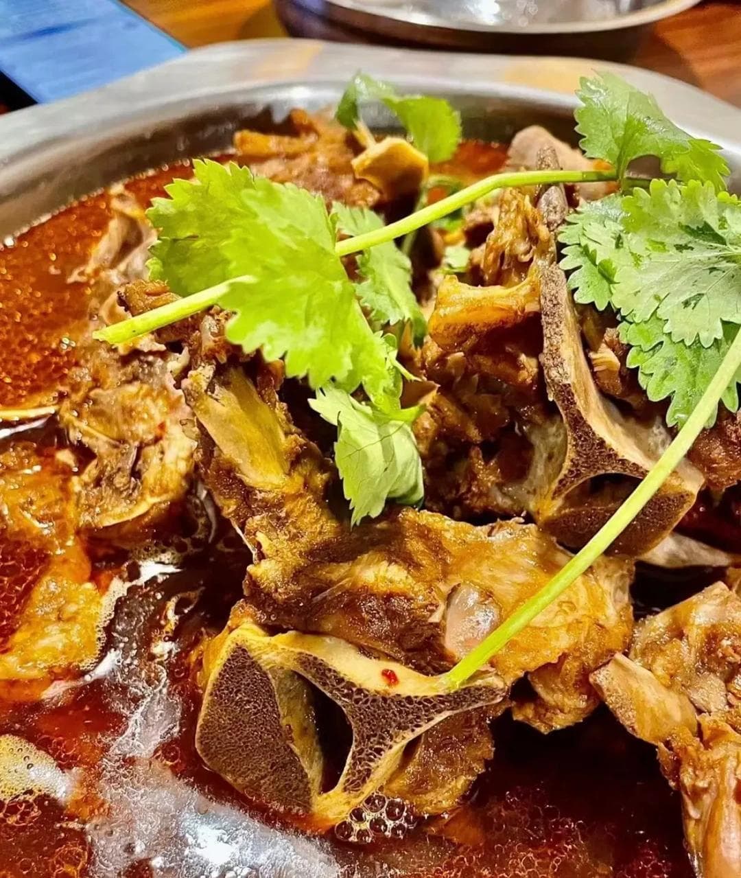 冬日暖心必备：羊蝎子火锅的美味与温情