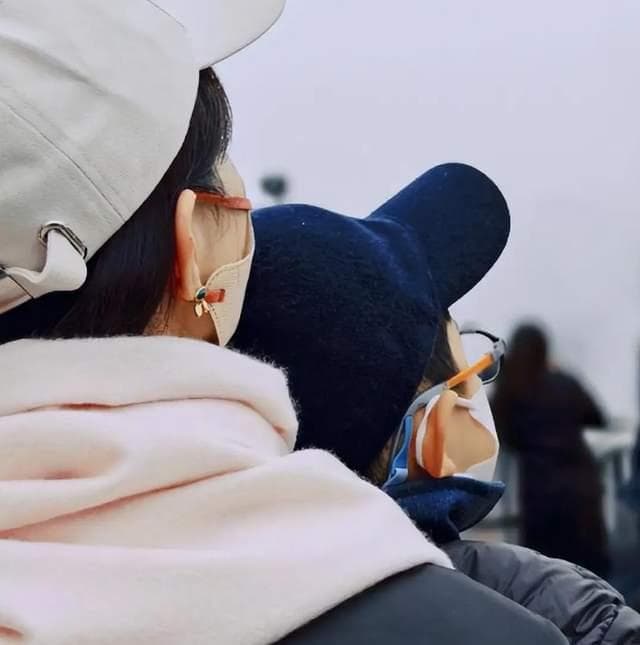 赵丽颖冯绍峰离婚后仍携手育儿，成单亲家庭典范