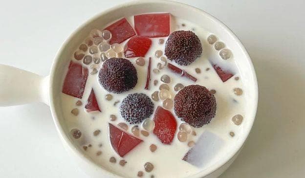 夏日清凉解暑佳品：杨梅冻西米露，口感酸甜Q弹