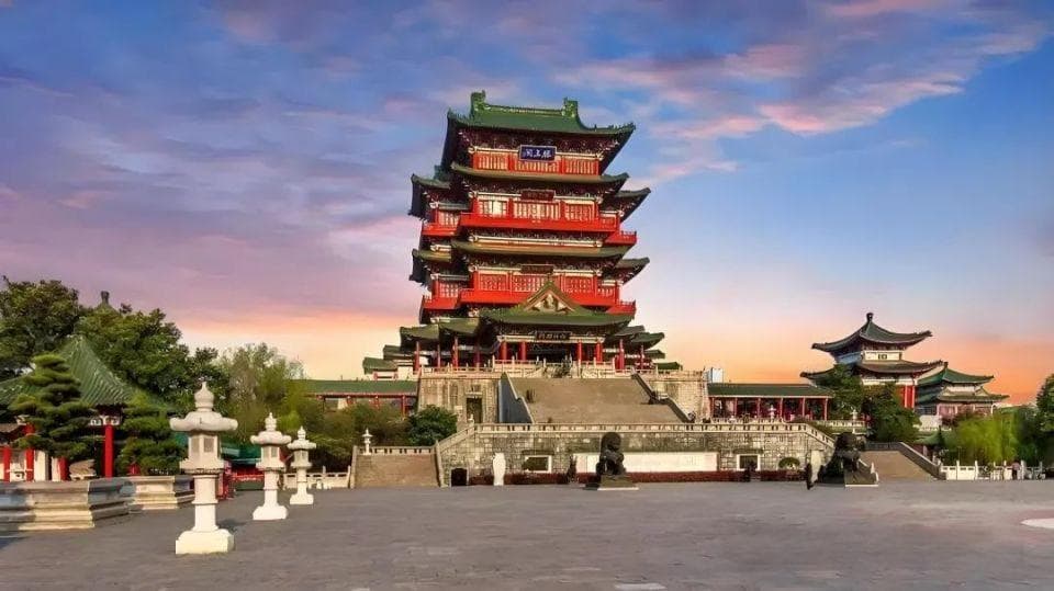王勃《滕王阁序》惊艳了世人，其实后面这首诗更为经典，传诵千年