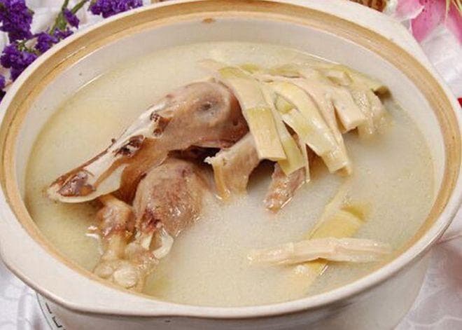 炖鸭必读：四种香料让鸭肉鲜嫩无腥，桂枝是关键