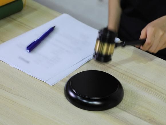 劳动仲裁一审去哪个法院？单位不执行裁决怎么办？