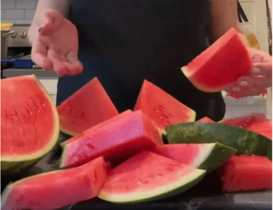 西瓜肉跟橡皮一样掰都掰不断，瓜表皮自然脱落，美国人吃的西瓜都是假的？