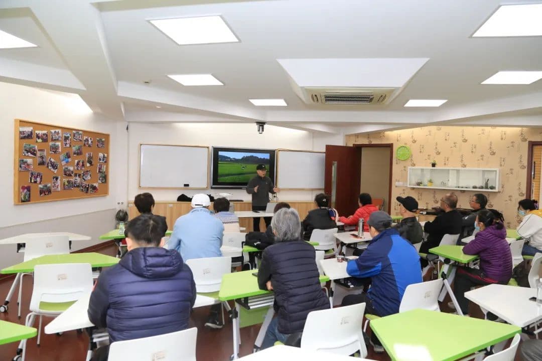 社区学校来了潮课程，老年人玩起了无人机航拍
