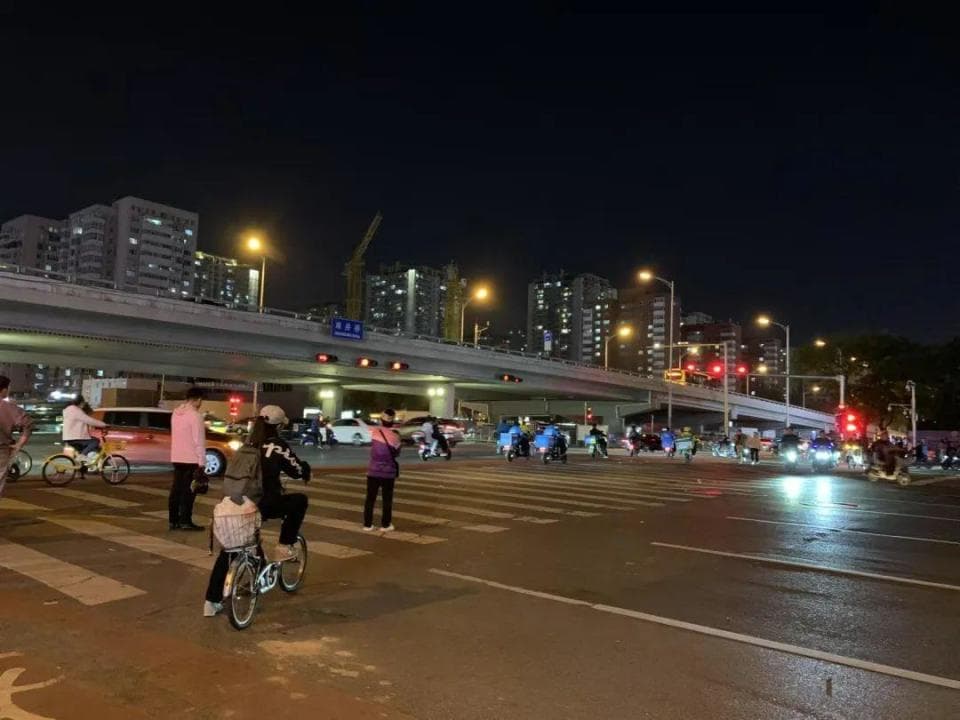 外卖骑手困局调查！一路口5分钟十多位骑手闯红灯！“超时扣款”将取消？