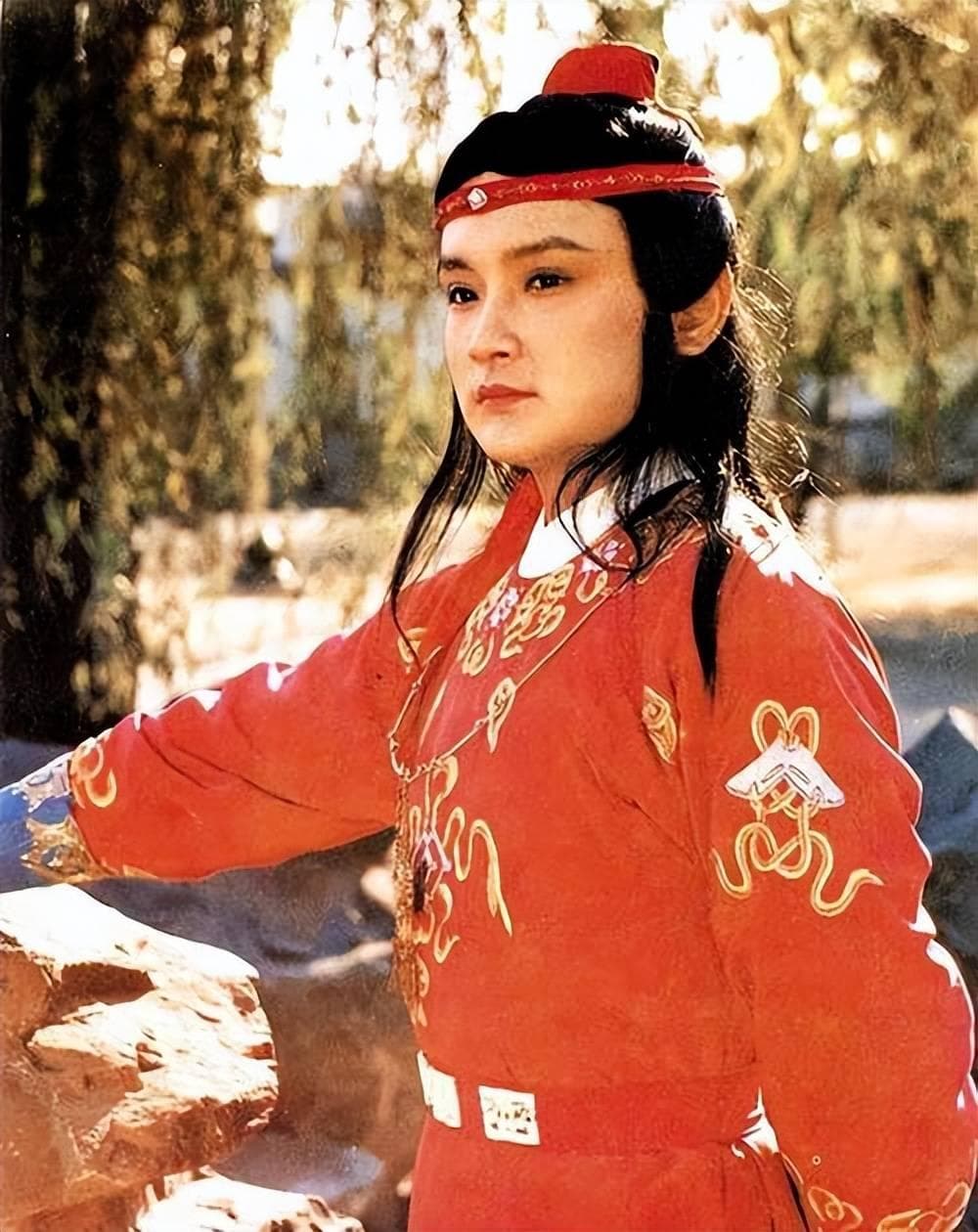 《红楼梦》中的贾宝玉：红色与绿色的双重象征